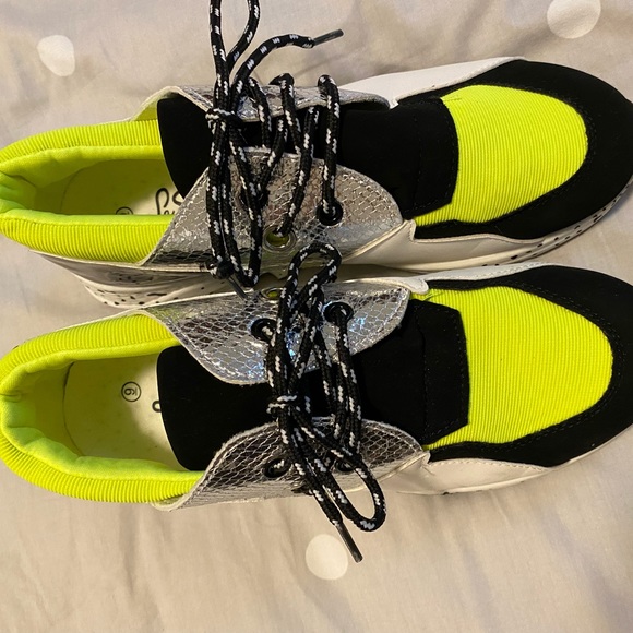 Neon and animal print trendy sneakers. Hidden wedge platform. - Picture 2 of 3